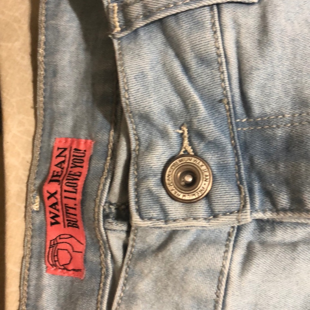Cute light wash jeans!